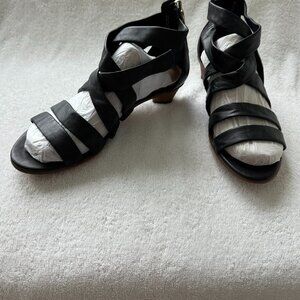 NEW Clarks Cushion Black Leather Strappy Sandal/Shoe 8M